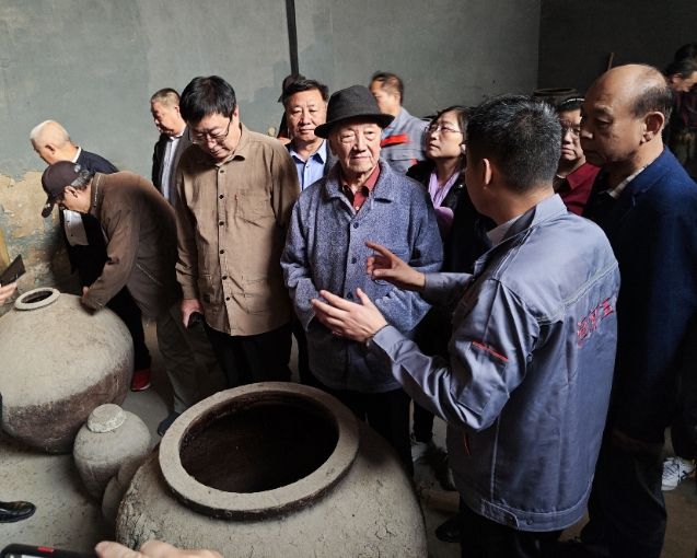 著名作家齊聚安陽(yáng) 探訪(fǎng)千年瓊漿洹河玉液 