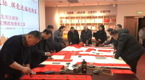 中大視界文化傳媒產(chǎn)業(yè)（北京）有限公司董事會(huì)主席、中研文化藝術(shù)工作委員會(huì)主席林臏在中國文字博物館義寫春聯(lián)送祝福活動(dòng)接受安陽電視臺(tái)記者采訪